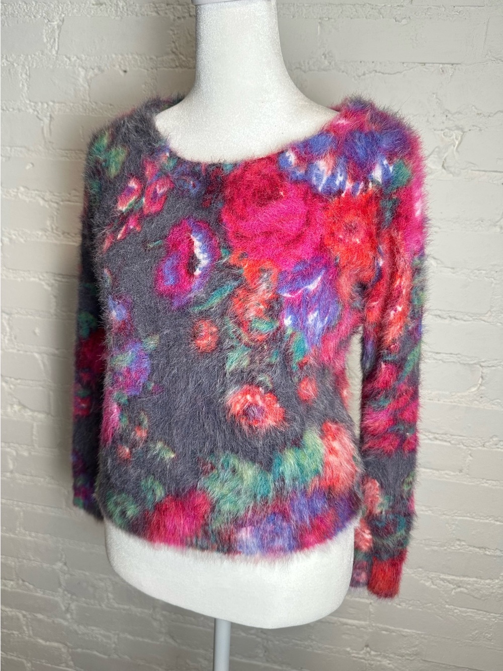Fuzzy Ariel Eyelash Meadow Rue Anthro Sweater Grey Floral XSp - Picture 3 of 6